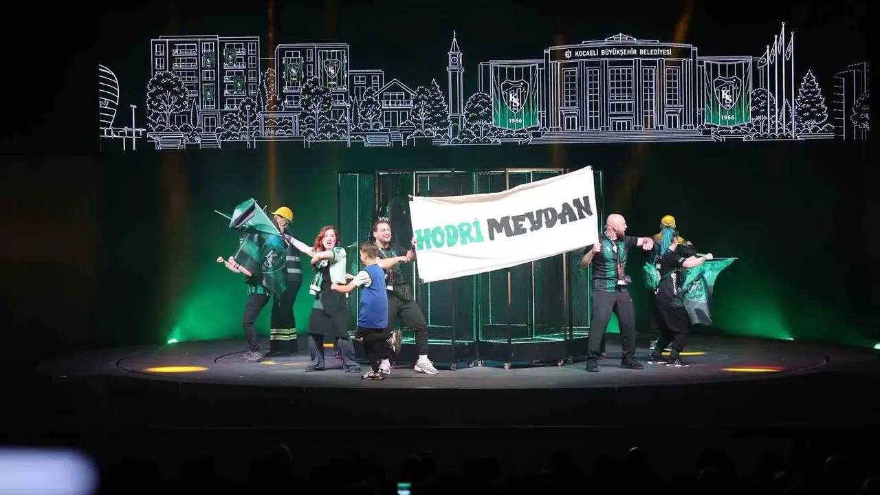 Sahne yeşil-siyah boyandı: Kocaelispor’un 60 yıllık destanı tiyatro sahnesinde hayat buldu
