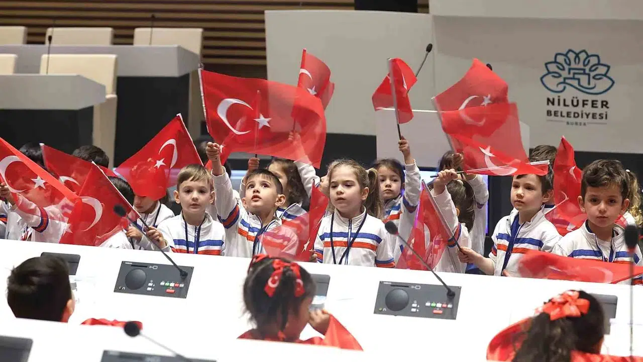 Nilüfer’de koltuklar miniklere emanet: Başkan Özdemir’den çocuklara anlamlı mesaj