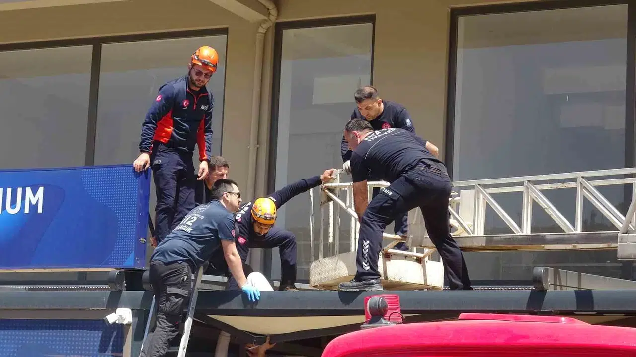 Antalya'da korku dolu anlar: 4. kattan düşen gencin hayatını vatandaşlar ve ekipler kurtardı