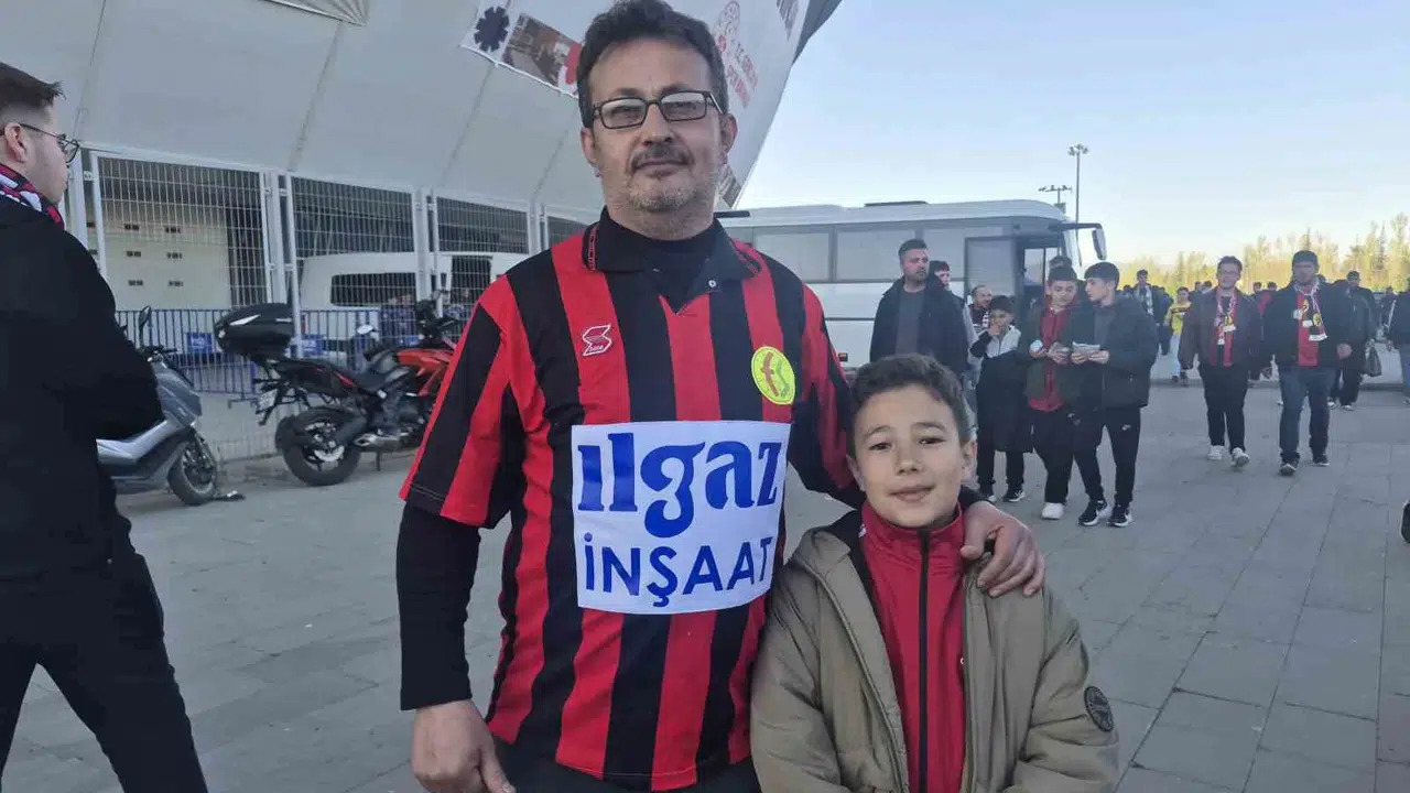 Eskişehir’de şampiyonluk ateşi: 31 yıllık formayla tribüne koştu,  Buradan çıkış yok  dedi