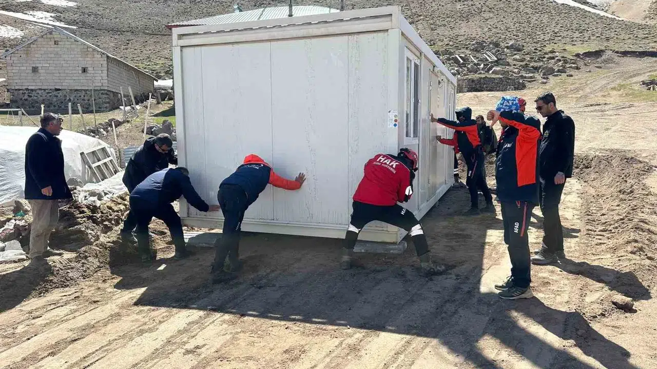 Patnos’ta depremzedelerin yaraları sarıldı: 19 konteyner ailelere teslim edildi
