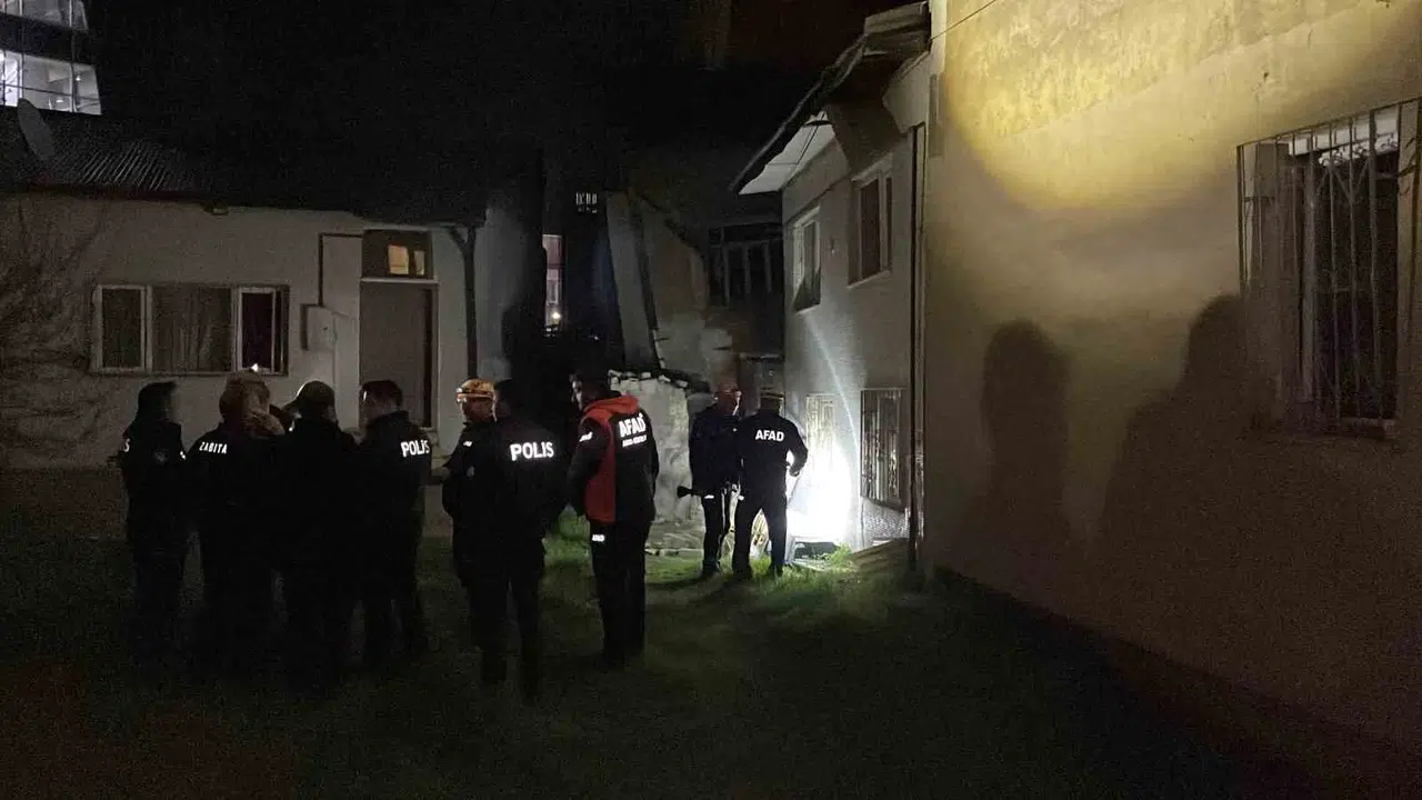Sivas'ta korku dolu anlar: Evinin bodrumu çöken yaşlı adam ölümden döndü