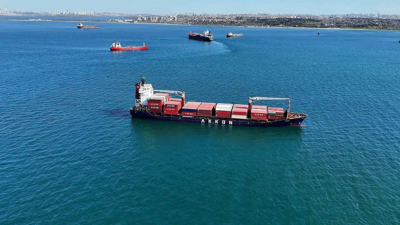 Yalıya çarpmasına ramak kalmıştı: Boğaz’ı ayağa kaldıran gemi havadan görüntülendi