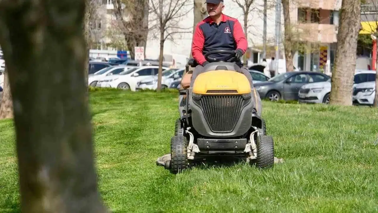 Düzce’de bahar mesaisi: Şehir çiçeklerle yeniden doğuyor