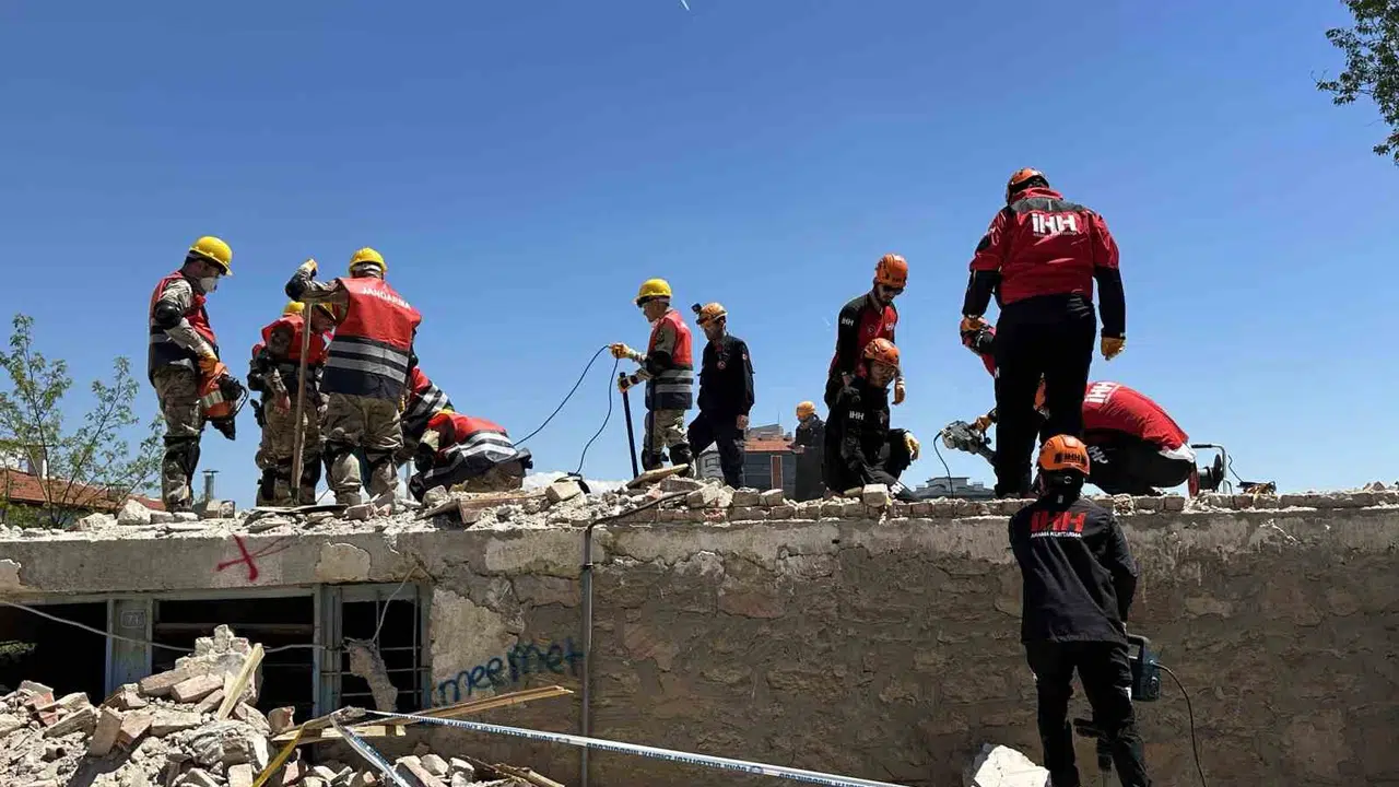 Uşak'ta senaryo gerçeğe dönüştü: 5.5'lik deprem alarmı ekipleri harekete geçirdi