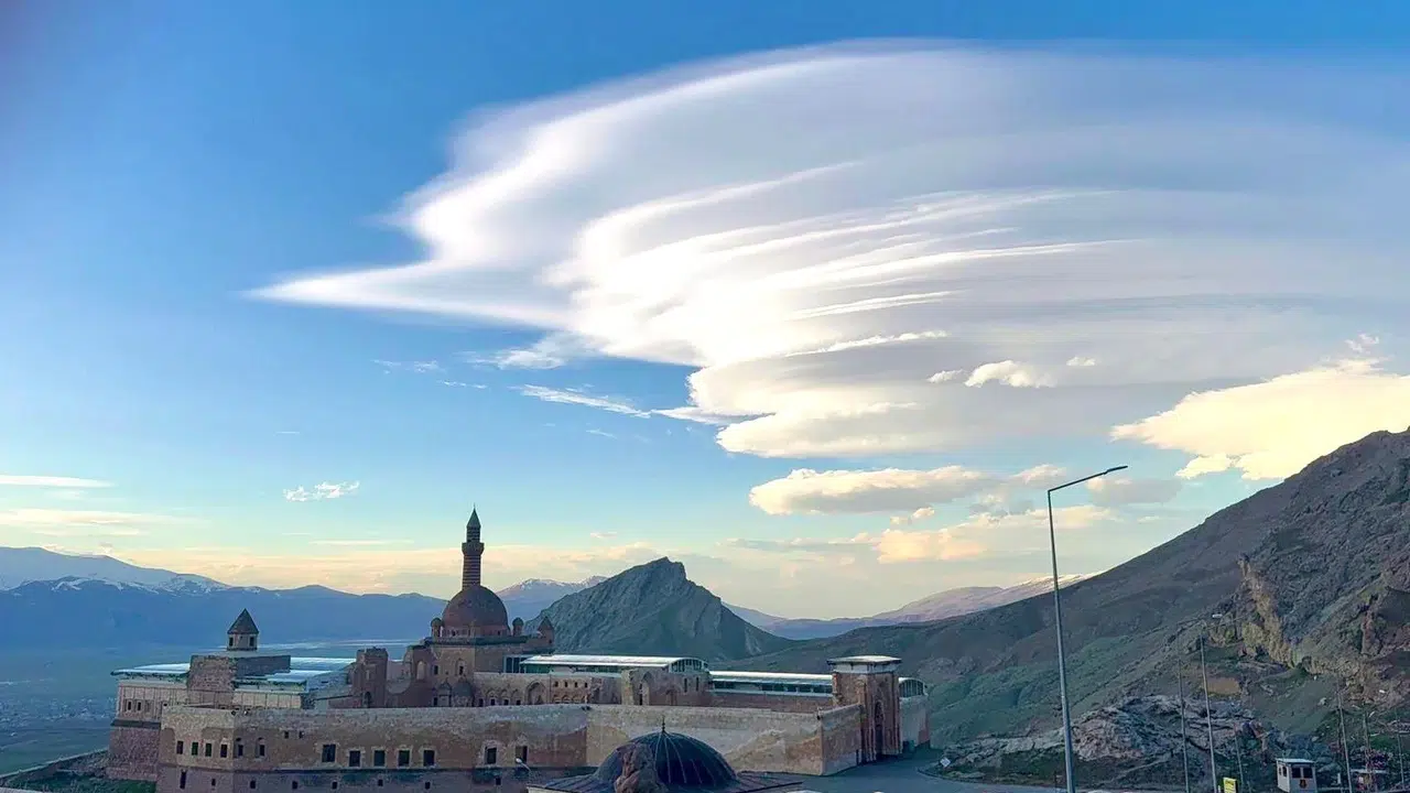 Gökyüzünde doğaüstü tablo: İshak Paşa Sarayı’nın üzerinde beliren mercek bulutları büyüledi