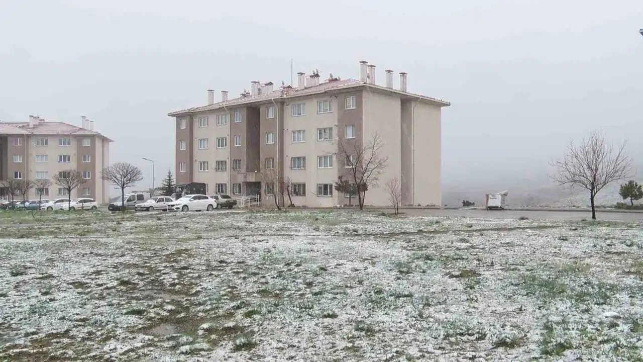 Başkentte kış provası: Yüksek kesimler beyaza büründü, ekipler teyakkuza geçti