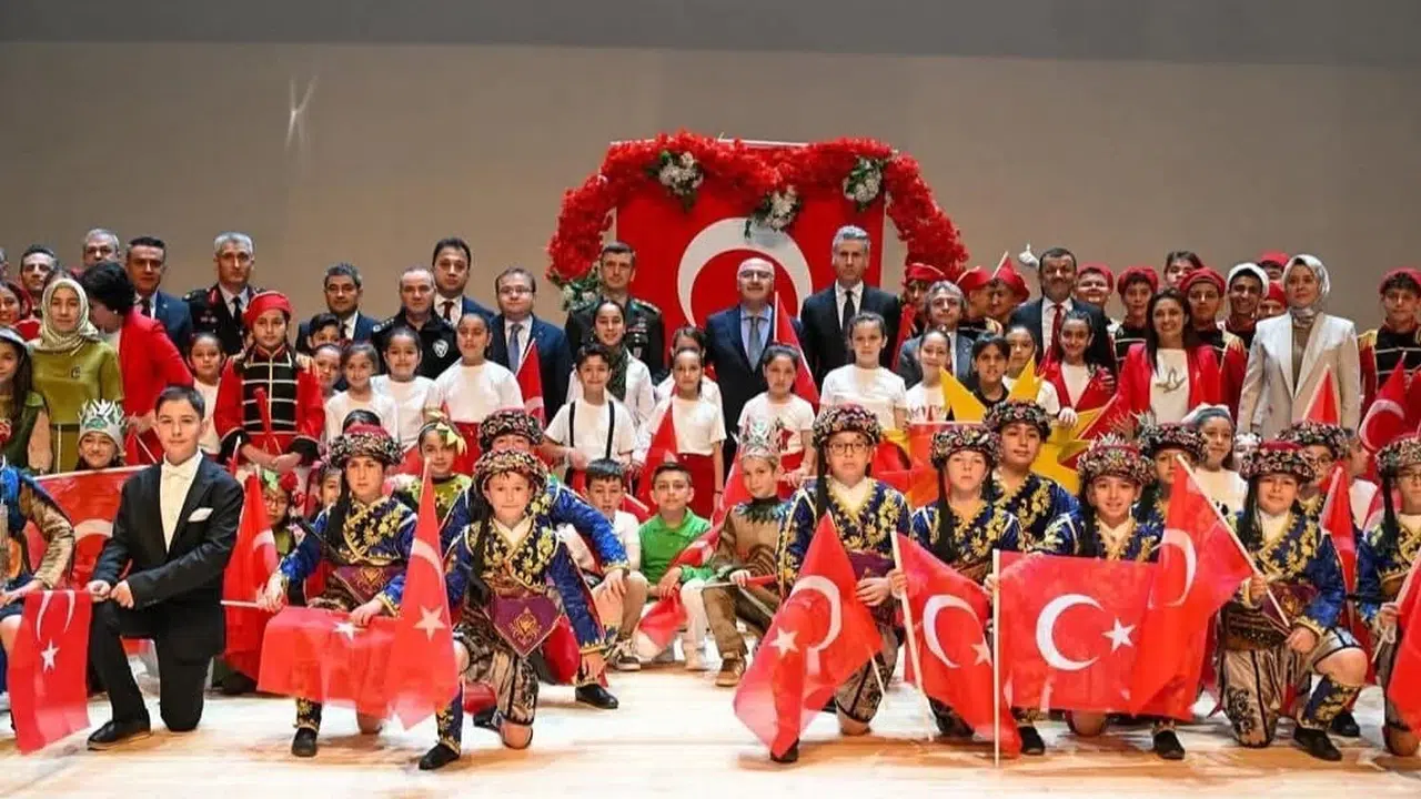 Denizli’de 23 Nisan coşkusu: Minik kalpler sahneye çıktı, bayramın ruhu meydanları sardı