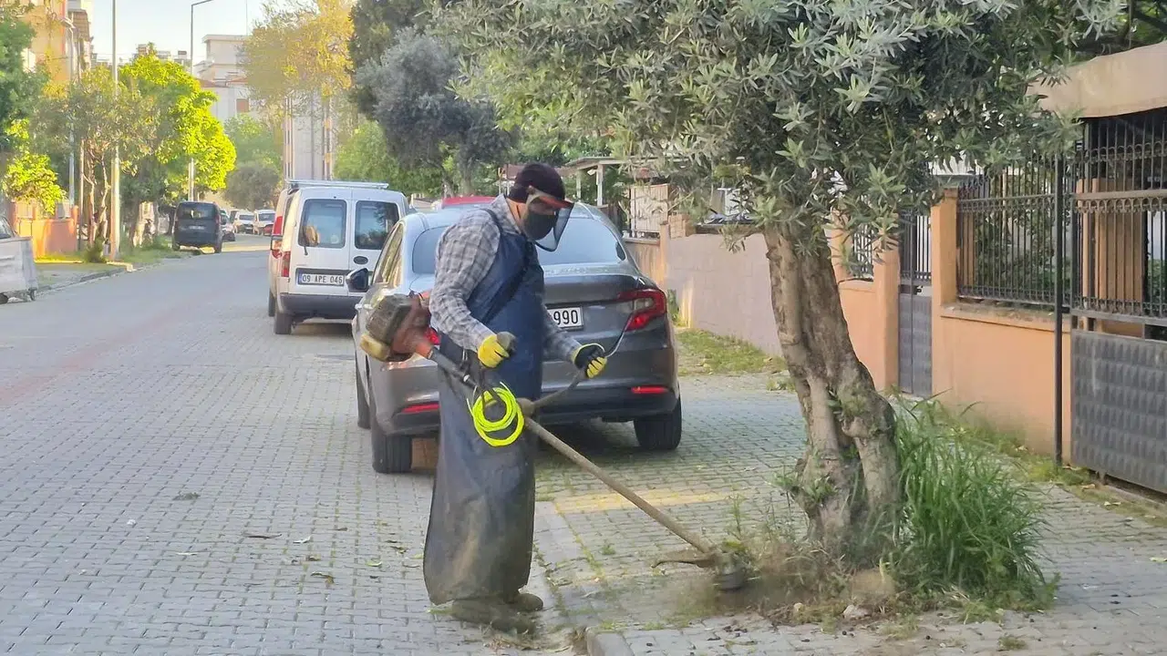 Efeler’de bahar seferberliği: Başkan Yetişkin’in talimatıyla sokaklar pırıl pırıl oluyor