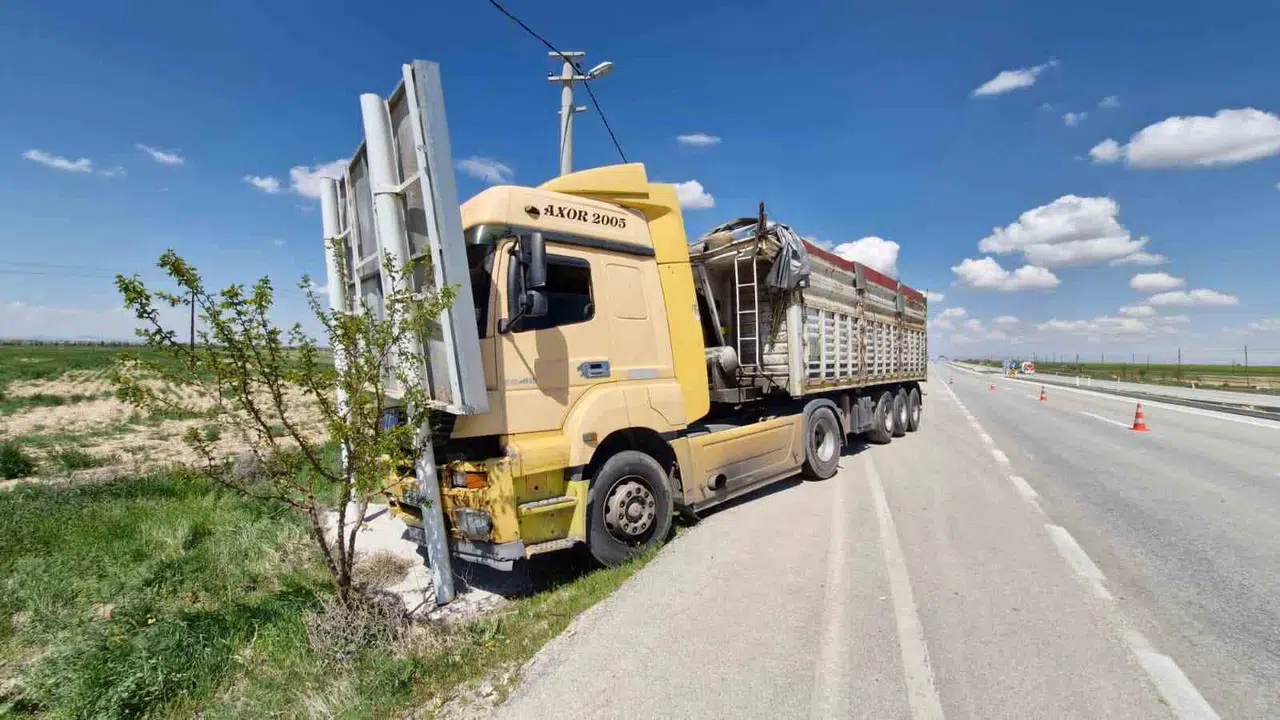 Direksiyon başında kabus dolu anlar: Tır kontrolden çıktı, 4 kişi hastanelik oldu