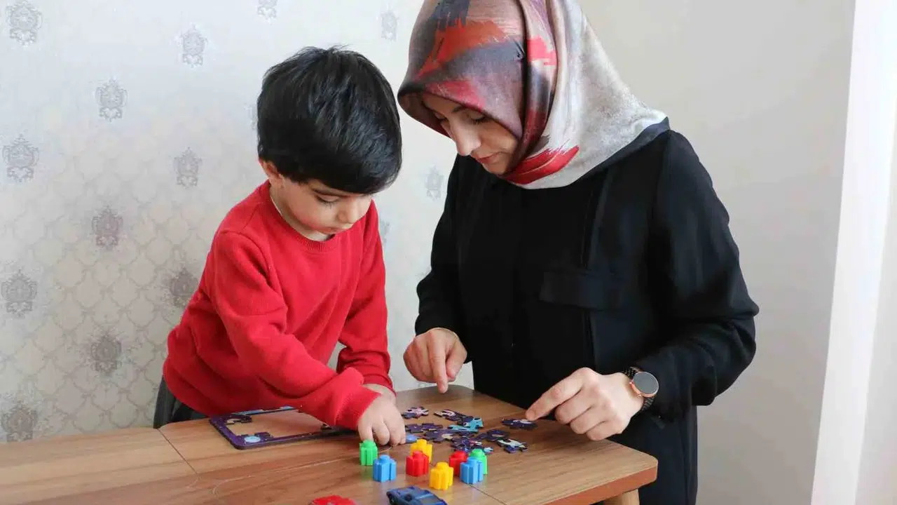 Ekran bağımlılığına karşı evinin odasını atölyeye çevirdi: 81 ile sanat taşıyor