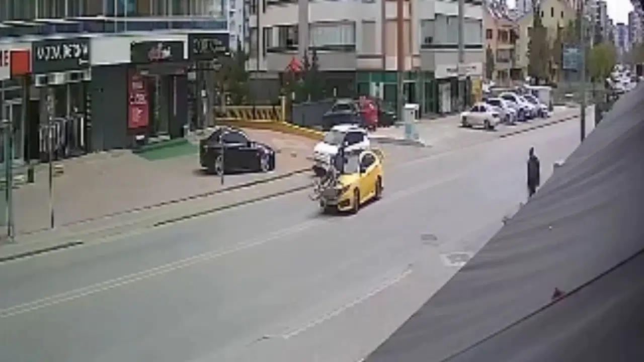 Konya'da dehşet anları: Taksinin çarptığı bisikletli metrelerce savruldu