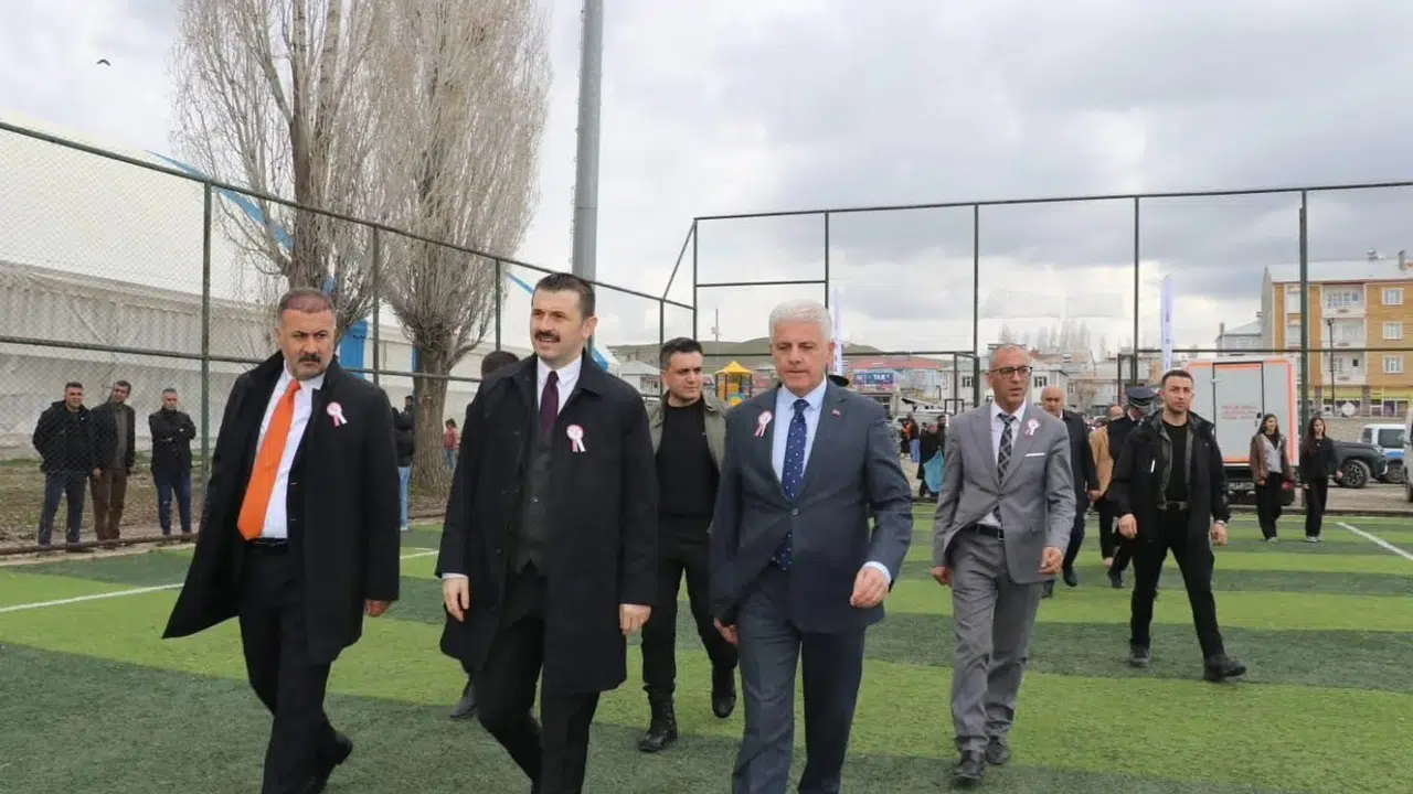 Tutak’ta 23 Nisan coşkusu: Minik öğrenciler koltuğu devraldı, hayallerini anlattı