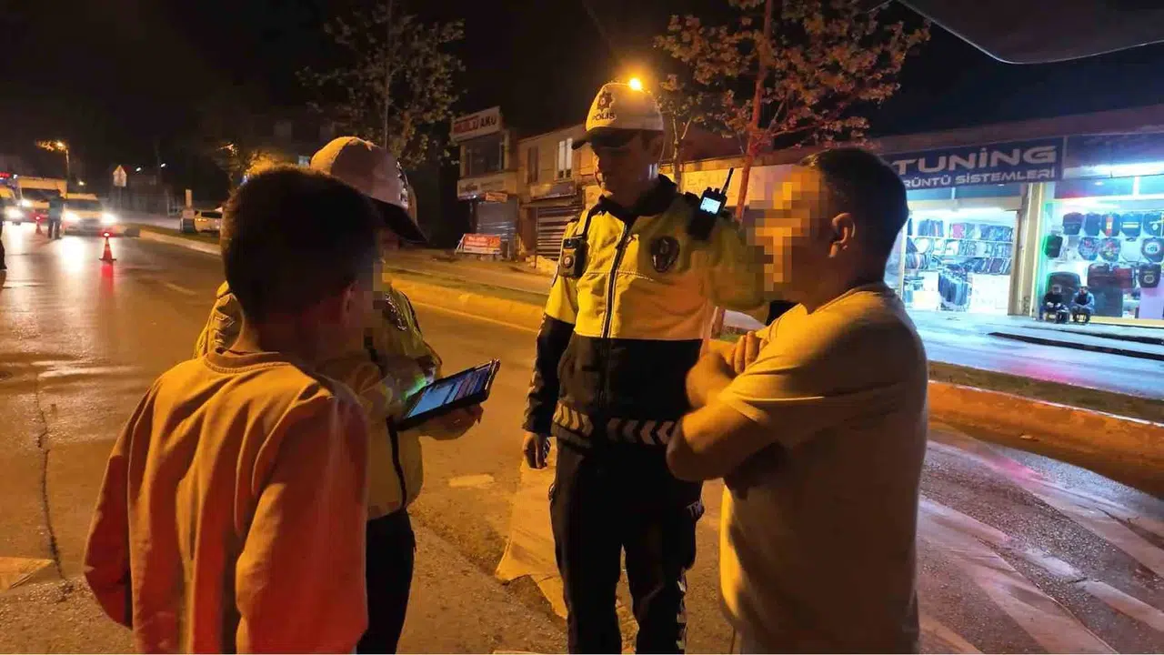 Direksiyon başında 13 yaşındaki çocuk, babasının savunması ise herkesi şoke etti: Psikolojisi bozuk diye...