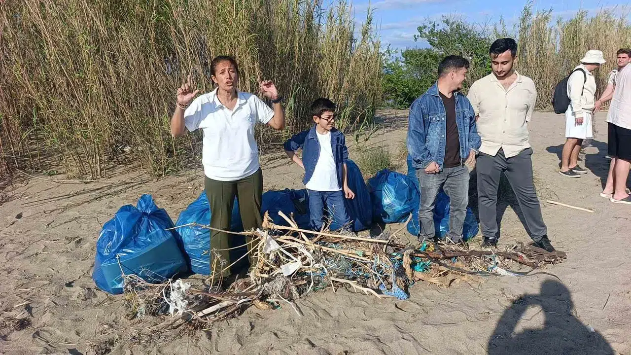 Denizlerin sessiz çığlığı: Sahildeki devasa atık yığını tehlikenin boyutunu gözler önüne serdi