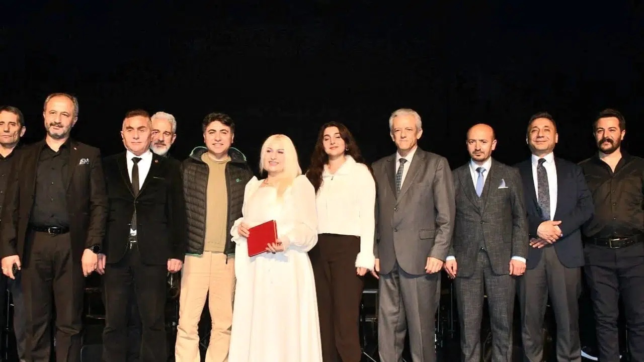 Eskişehir’de türkü şöleni: Salon doldu taştı, dışarıda kalanlar şarkılara eşlik etti