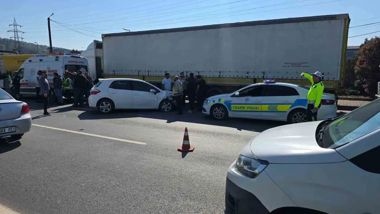 Ereğli yolunda şiddetli çarpışma: Direksiyon hakimiyetini kaybedince ortalık savaş alanına döndü