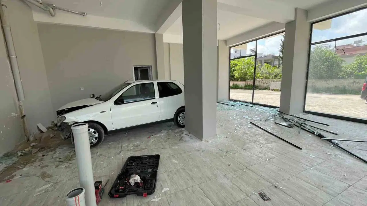 Direksiyon hakimiyetini kaybetti, dükkanın içine daldı: Osmaniye'de korkutan kaza