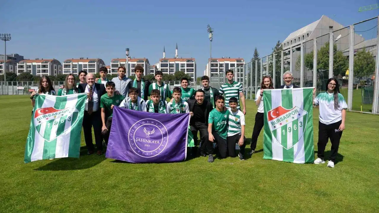 Bursaspor'a şampiyonluk öncesi moral ziyareti: Minik taraftarlar Özlüce'de coşkuyu zirveye taşıdı