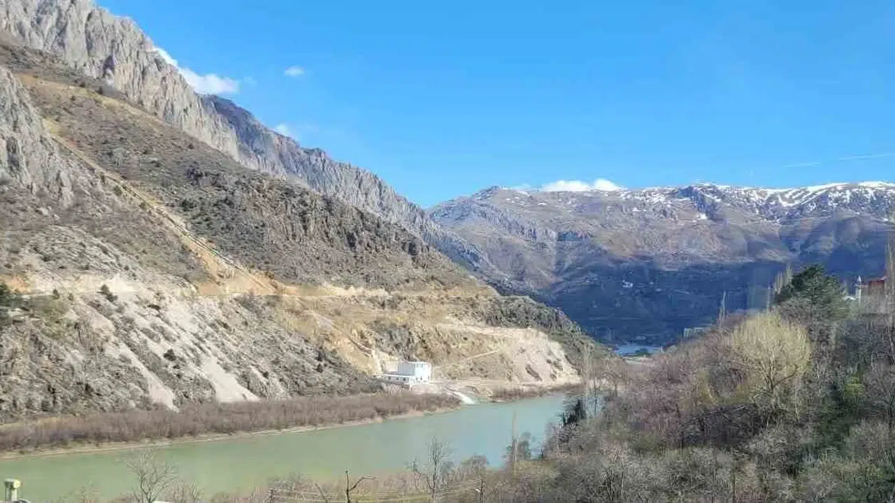 Toz duman içinde kalan köylü isyanda: Yollarımız yapılsın, çilemiz bitsin