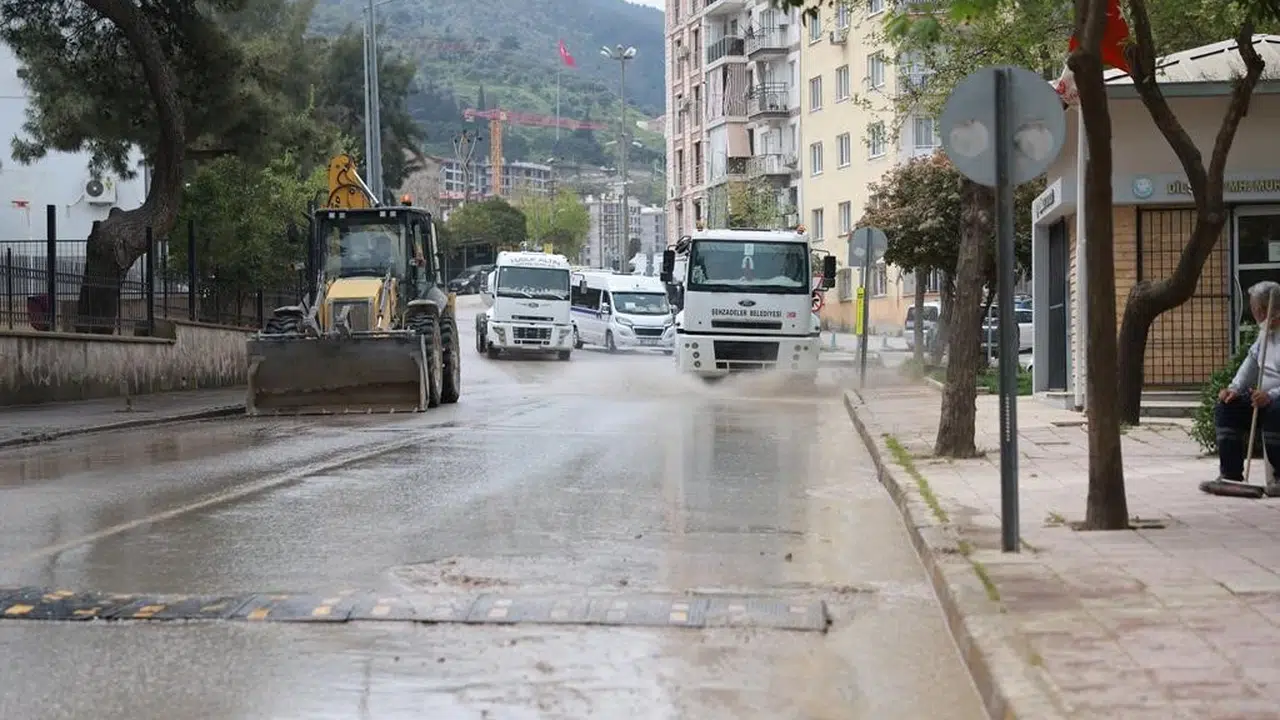 Tozdan ve kirden geçilmiyordu: Şehzadeler’de dev iş birliğiyle bahar temizliği