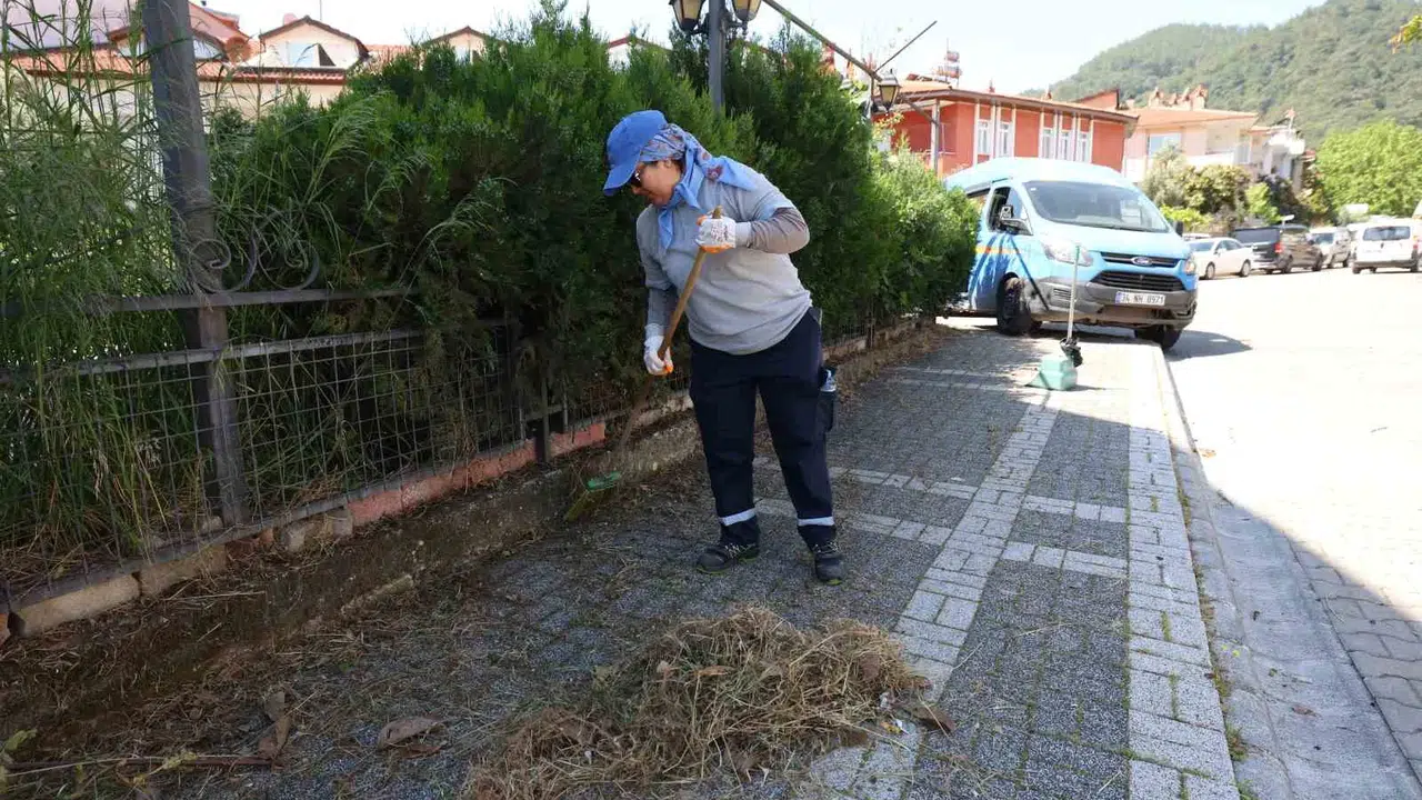 Marmaris’te hummalı hazırlık: Turizm sezonu öncesi cadde ve sokaklar pırıl pırıl oluyor