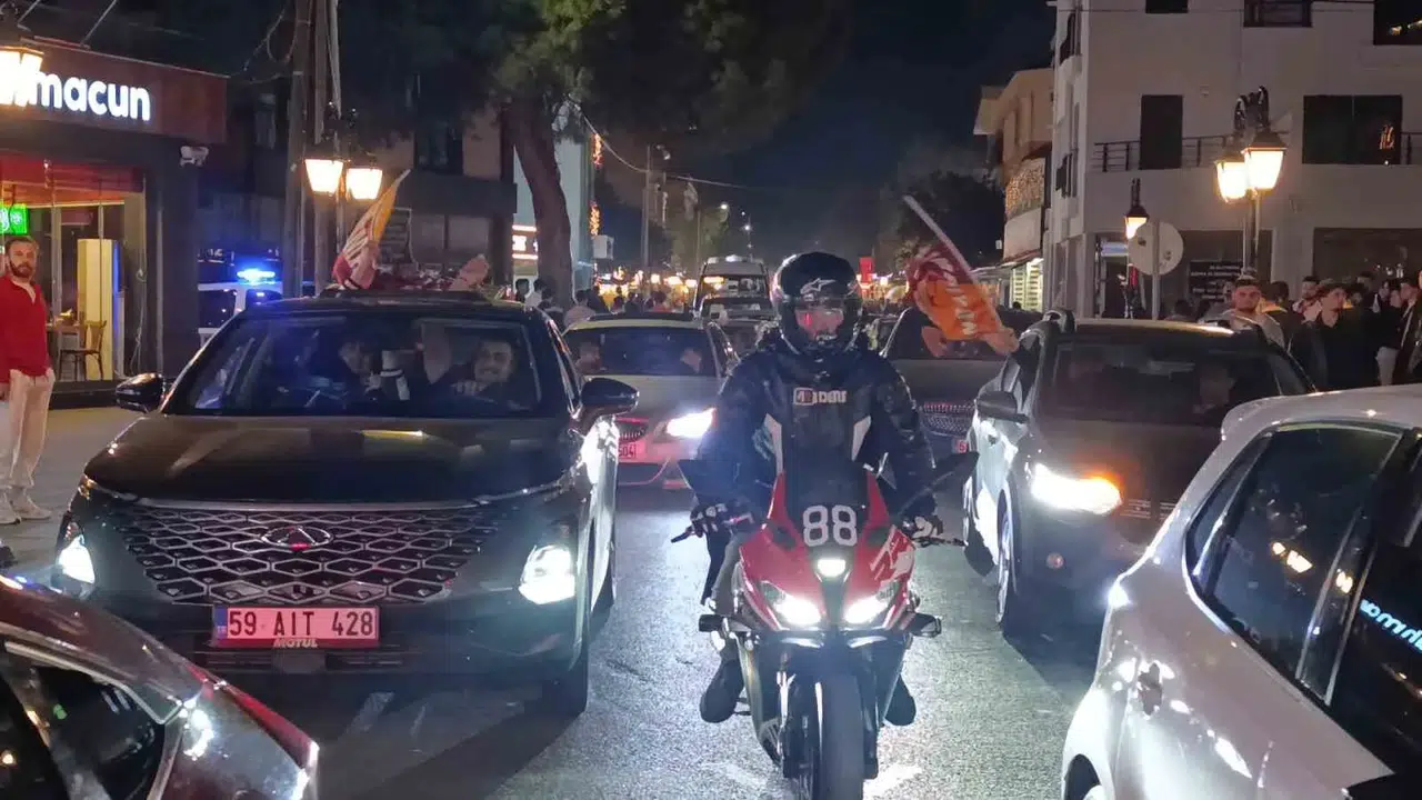 Derbi zaferi Tekirdağ'ı ayağa kaldırdı: Sarı-kırmızılı taraftarlar şampiyonluk provası yaptı