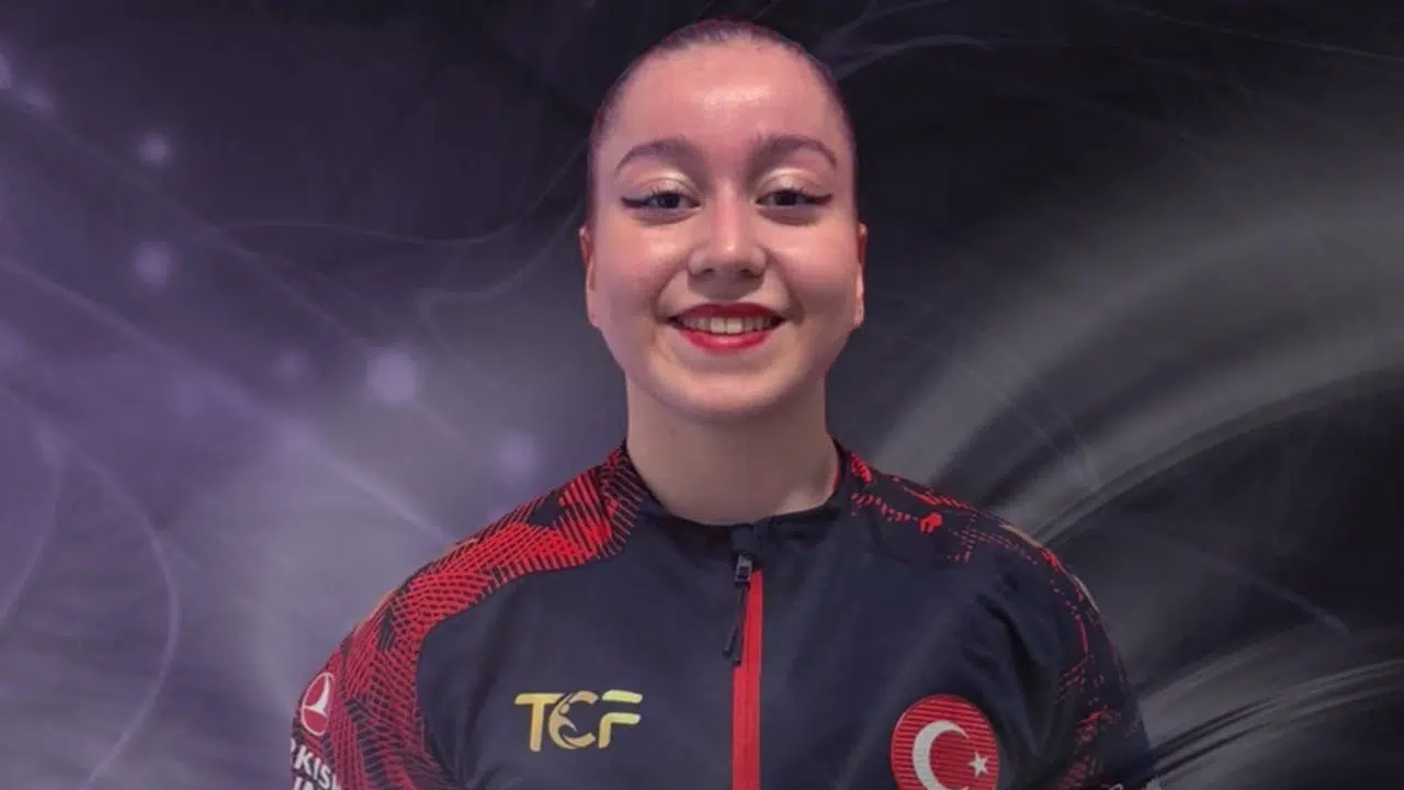 Prag’da İstiklal Marşı rüzgarı: Eylül Naz Aygör’den uluslararası başarı