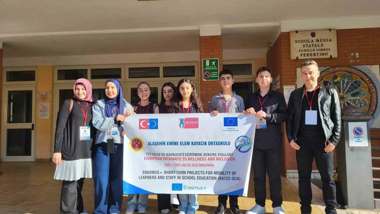 Alaşehir’in gururu İtalya’da: Zeybek oynadılar, bilimle buluştular