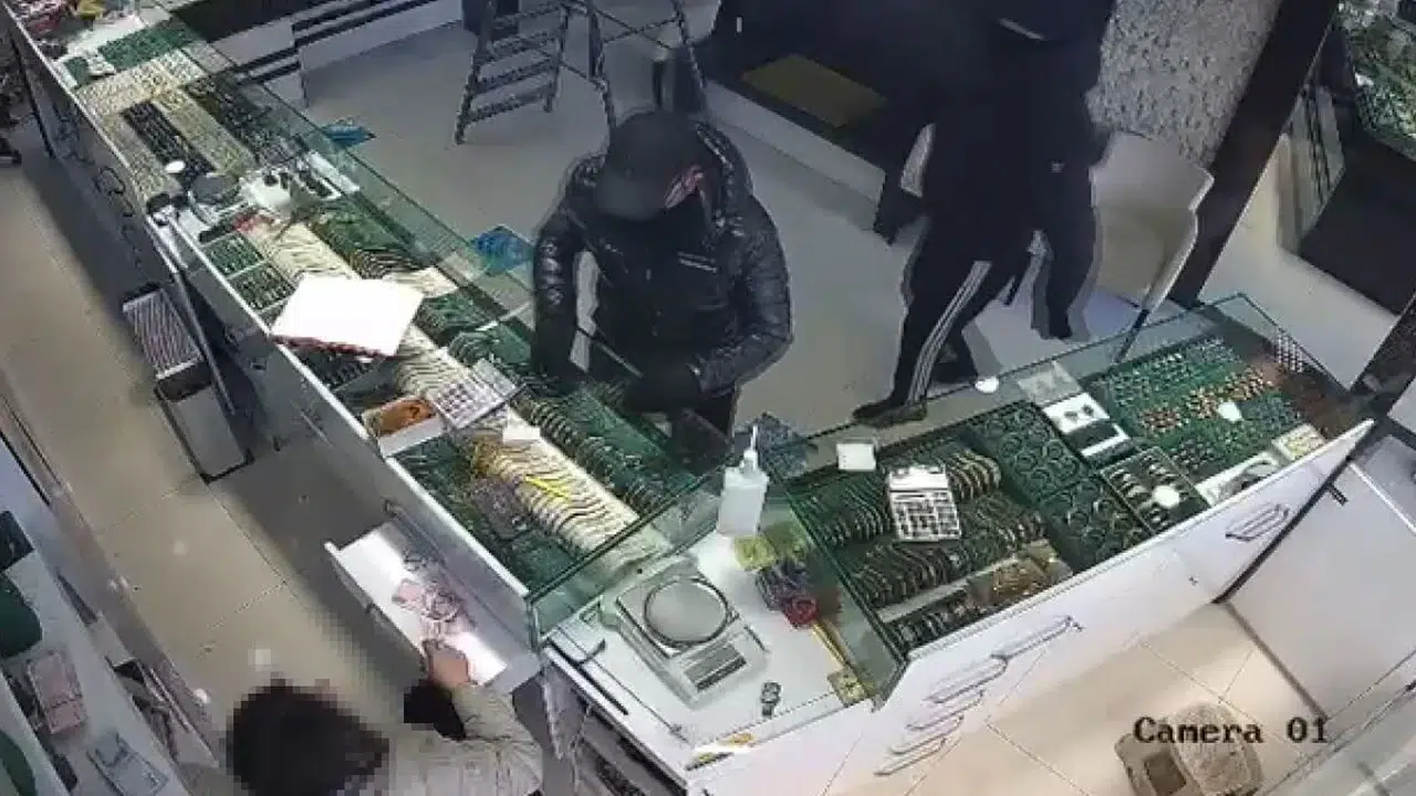 Kuyumcuyu birbirine kattılar: İşletme sahibinin cesur tepkisi soygunu engelledi