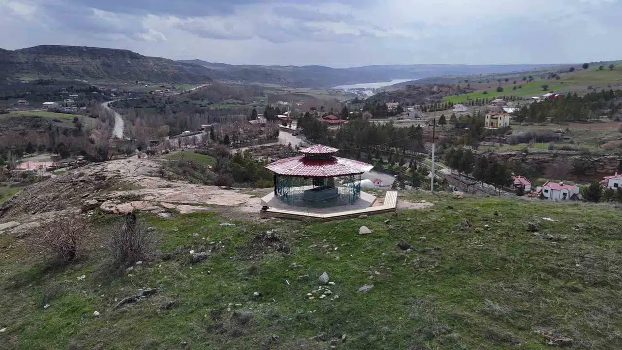 Sivas’ın manevi nöbetçisi: Hakim tepedeki türbe ziyaretçi akınına uğruyor