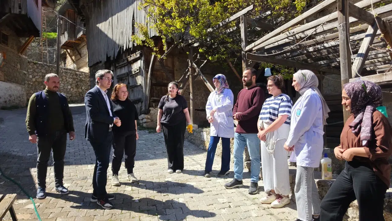 Tarihi doku genç ellerle yeniden hayat buluyor: Kemaliye’nin simgesi Apçağa’da restorasyon seferberliği