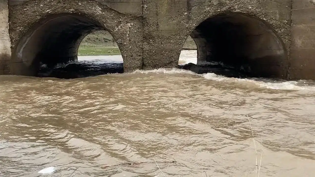 Ağrı’da bahar coşkusu: Karlar eridi, dereler taştı