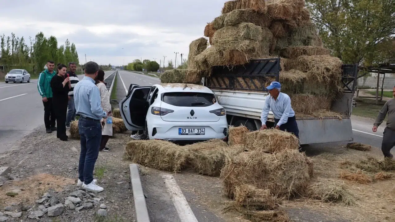Iğdır'da korkutan kaza: Balya yüklü kamyonet otomobili altına aldı