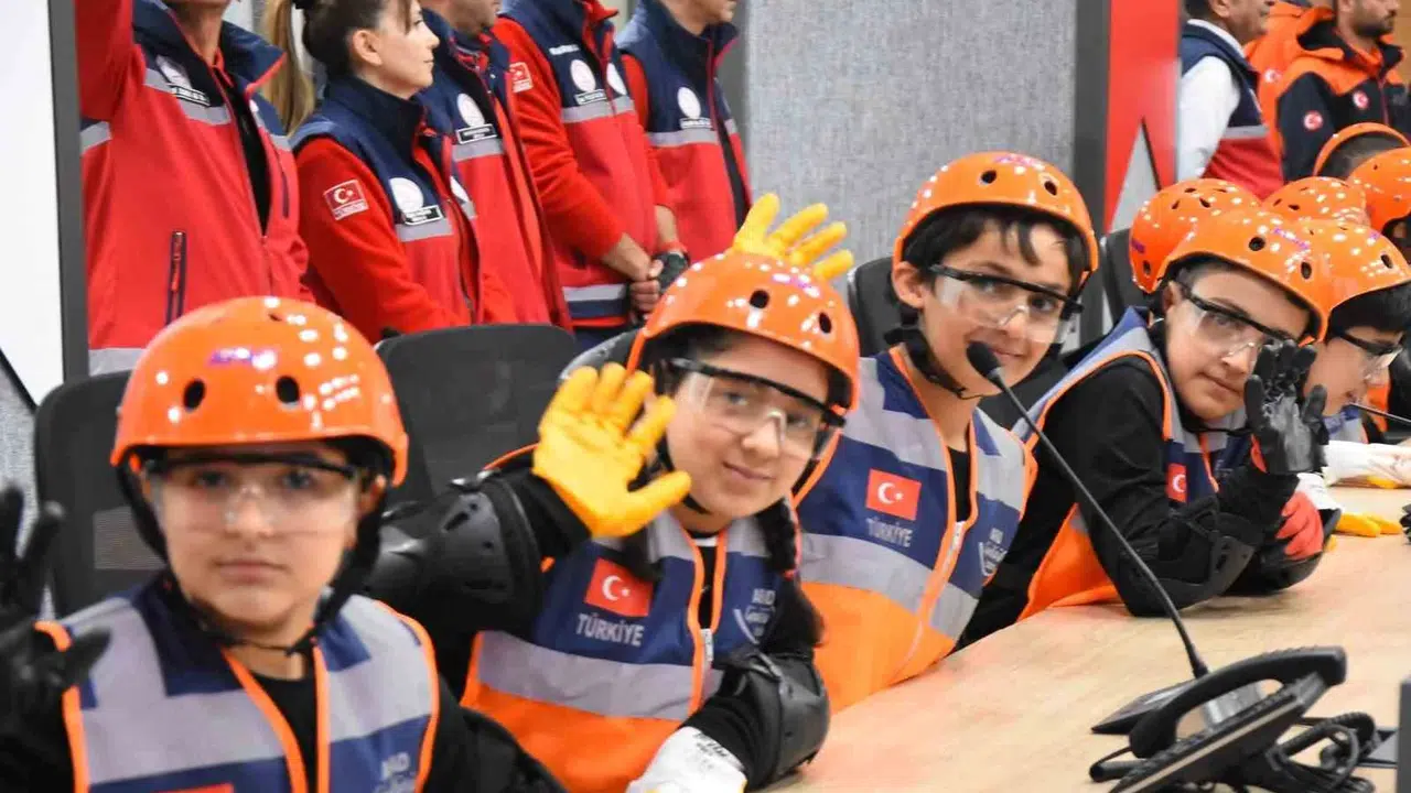 Koltukları devraldılar, kriz masasını yönettiler: Minik öğrencilerden gerçeği aratmayan deprem tatbikatı