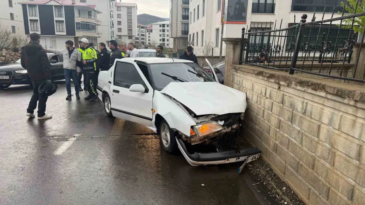 Bingöl’de trafik kaosu: İki araç çarpıştı, yaralılar var