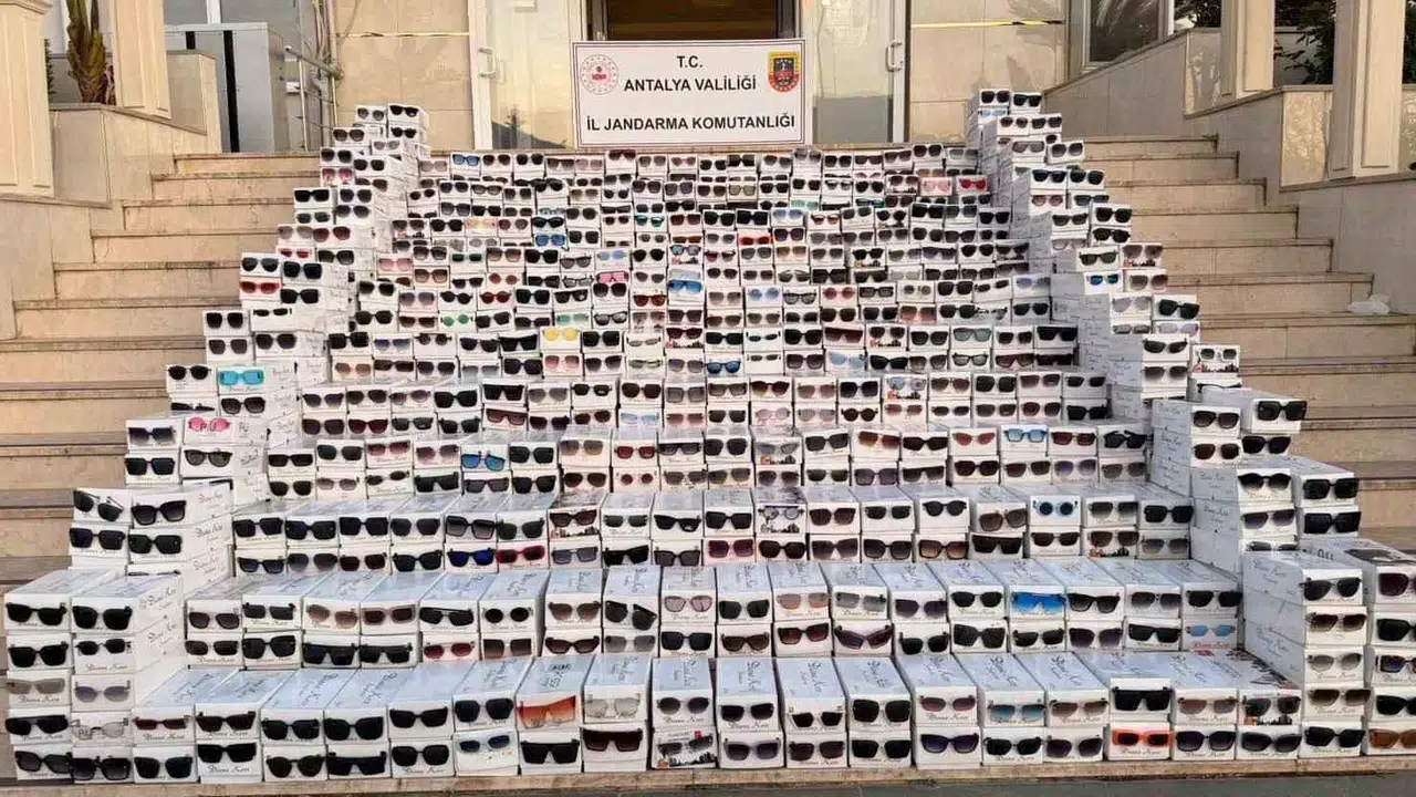 Alanya'da 20 milyonluk vurgun operasyonu: Jandarmadan kaçak gözlük baskını