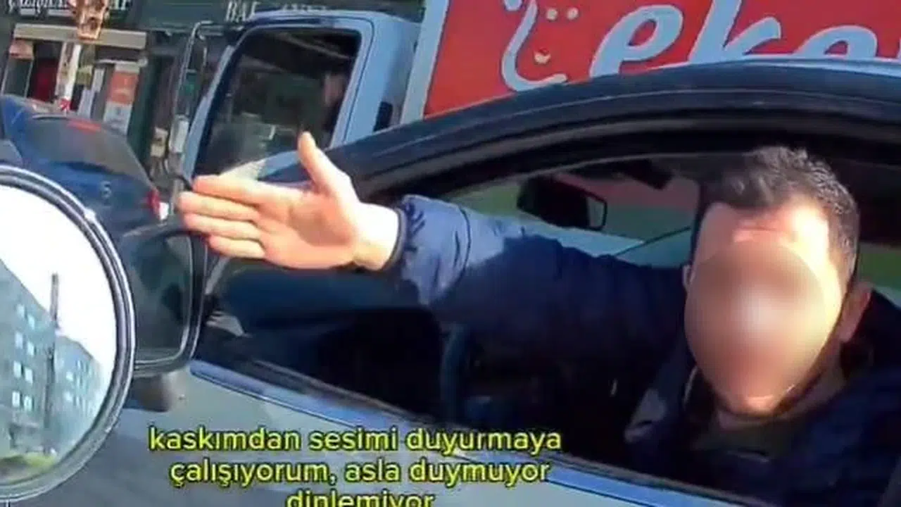 Trafikte  sol şerit  kavgası: Motosikletli kadın ile otomobil sürücüsü birbirine girdi