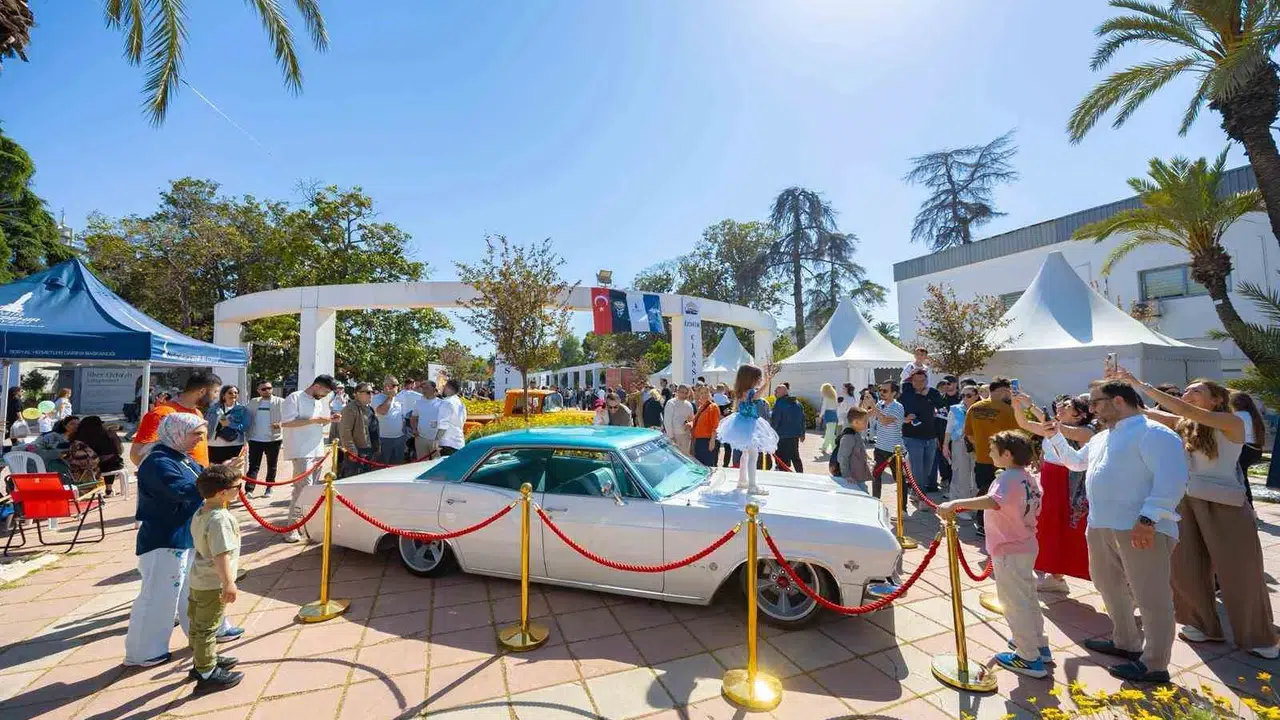 Kültürpark’ta nostalji rüzgarı: 75 yıllık efsaneler İzmirlilerle buluştu