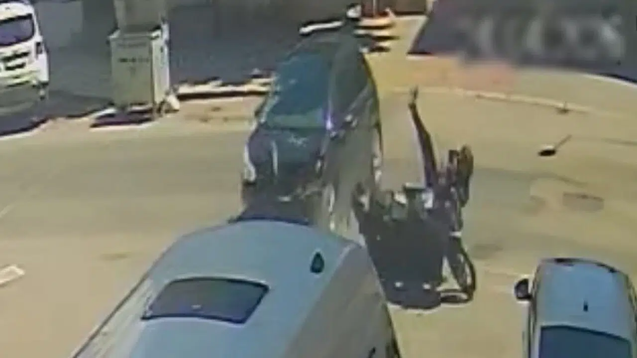 Çorlu'da korkutan kaza: Motosikletli genç metrelerce savruldu