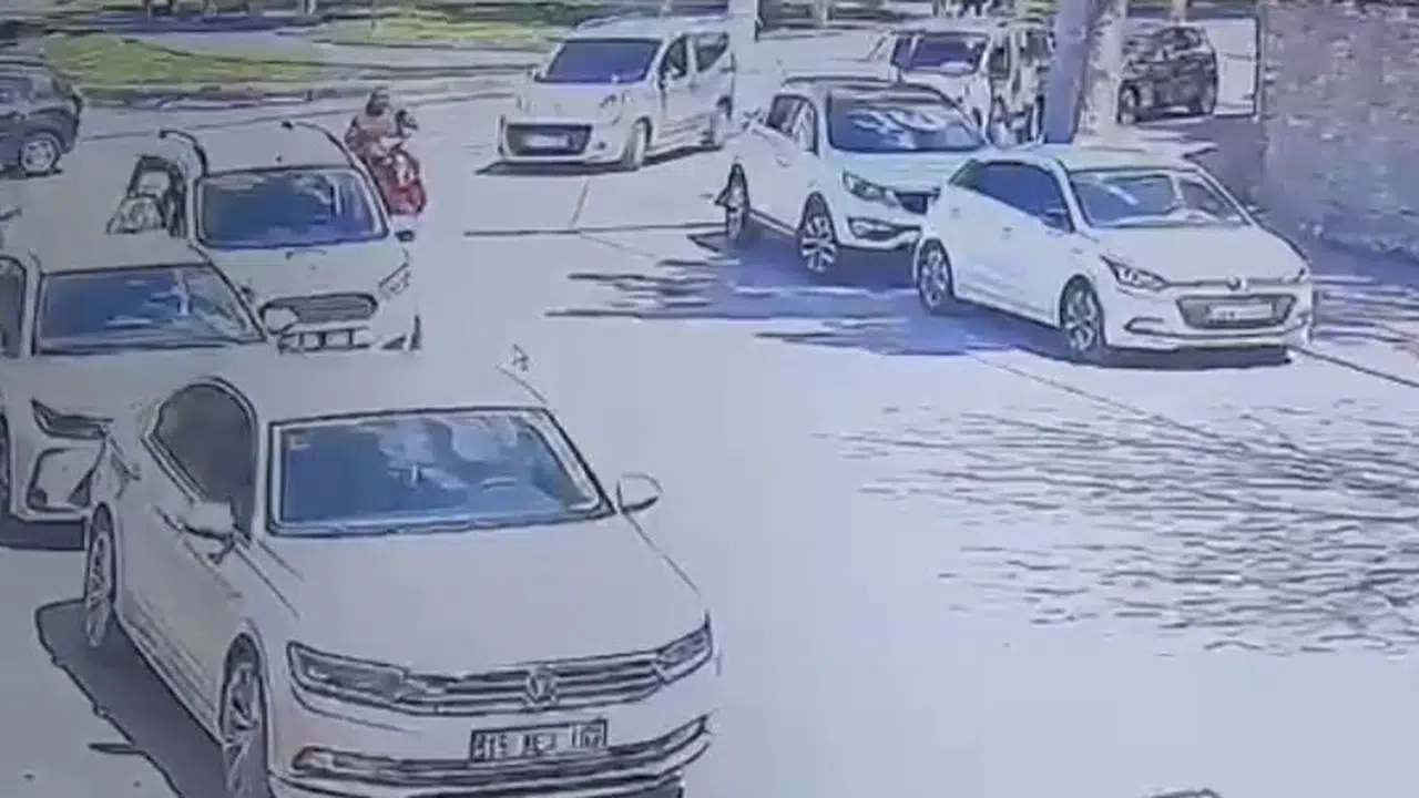 Burdur'da korkutan kaza: Elektrikli bisikletin çarptığı otomobil hurdaya döndü