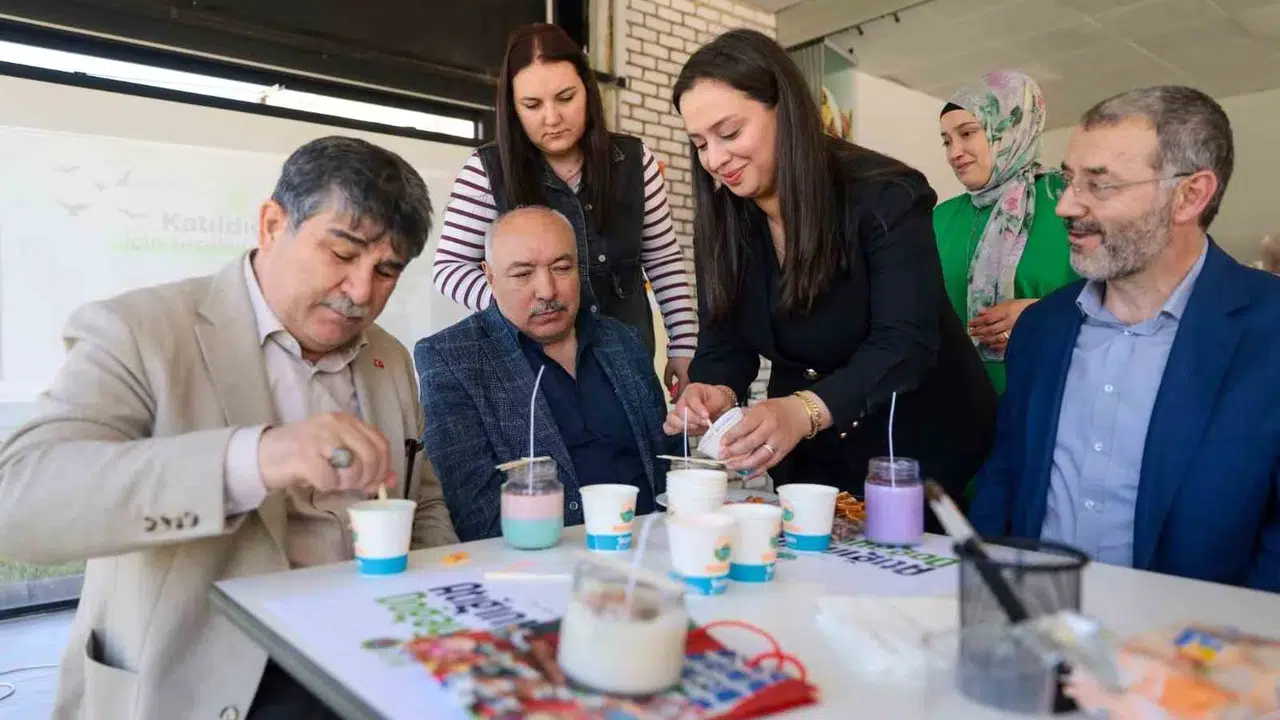 Çöpe gideceklerdi sanat eserine dönüştüler: İlkadım’da atık camlar ışık saçıyor