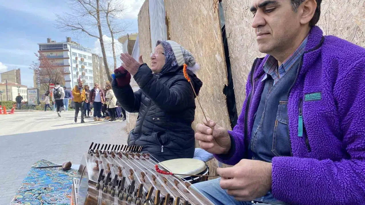 Babasının gözyaşları uğruna sahne hayallerini bir kenara itmişti: Yıllar sonra gelen şifa mikrofonun ucunda