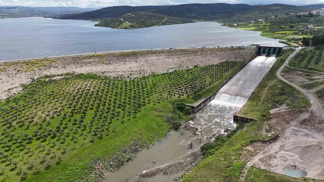 25 yıllık hasret sona erdi: Yarseli Barajı’nda tarihi tahliye anları havadan görüntülendi