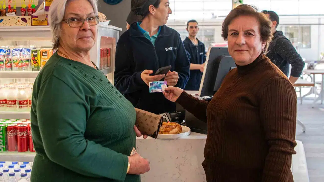 Cüzdanları rahatlatan proje: Kuşadası’nda 62 bin kişi indirimli alışverişin keyfini sürüyor