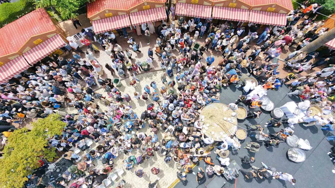 Manisa'da dev kazanlar bu kez anma için kaynadı: 2 tonluk bahar pilavı kapış kapış gitti