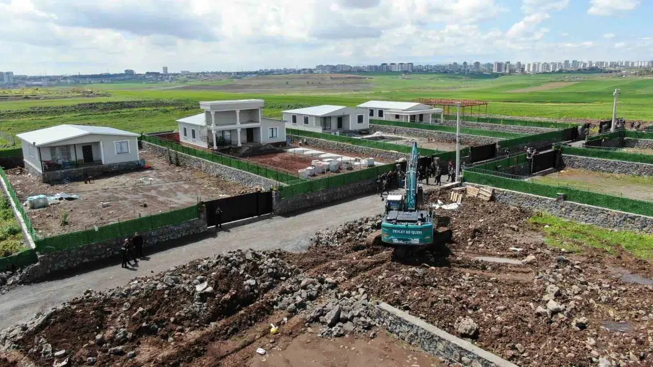 Diyarbakır’da lüks kaçak yapı operasyonu: Mera arazisine kurulan villalar yerle bir edildi