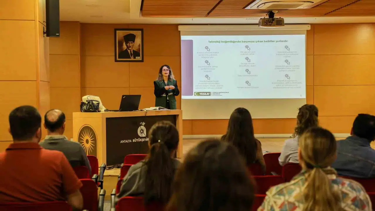 Ekran başında geçen saatler verimi düşürüyor: Antalya'da dijital bağımlılığa karşı seferberlik