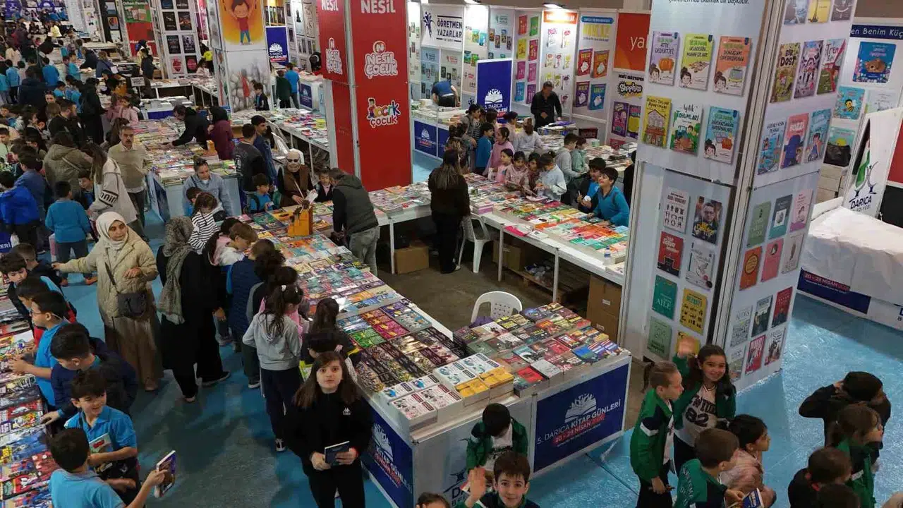 Darıca’da edebiyat rüzgarı: 1 milyon kitap okuruyla buluştu