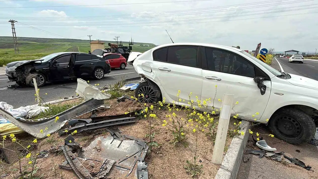 Diyarbakır’da korkutan kaza: İki otomobil çarpıştı, 3’ü çocuk 5 kişi yaralandı